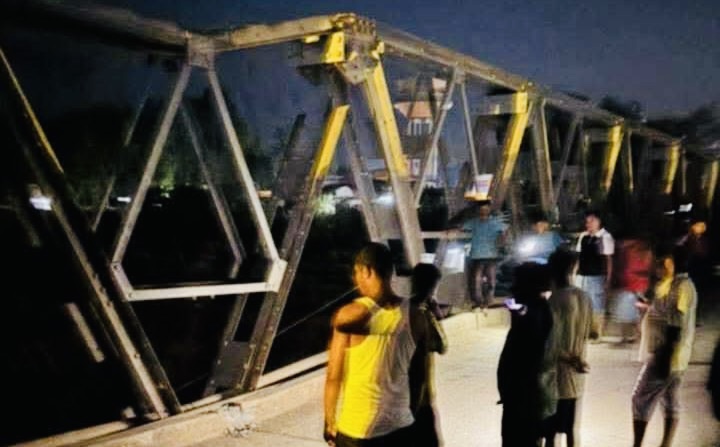 क्लिङकर बोकेको ट्रक पार गर्दा पुल भाँचियो
