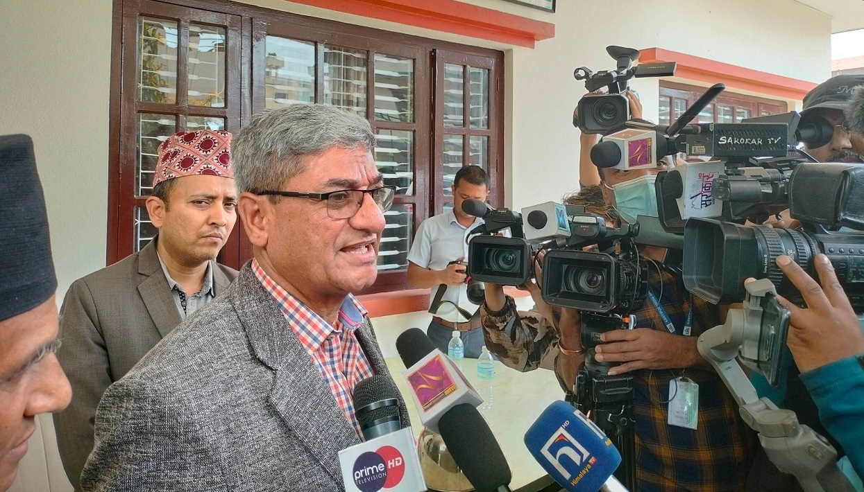 पत्रकार सम्मेलन गर्दै गृहमन्त्री