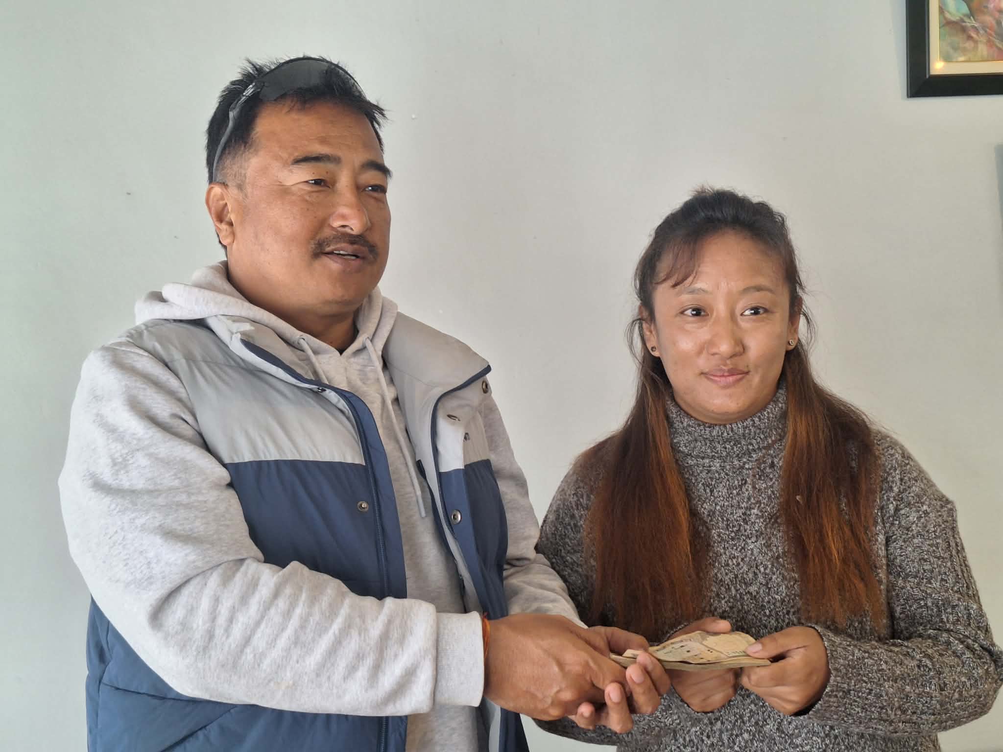 फोटो पत्रकार अक्षयकोषलाई सरिता गुरुङद्वारा १५ हजार सहयोग